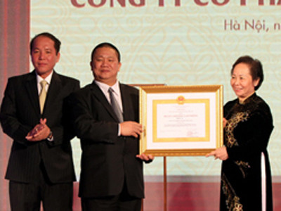 Tập đoàn Hoa Sen nhận Huân chương Lao động Hạng Ba