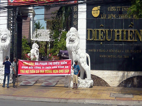 'Nữ đại gia' xuất cảnh để lại món nợ lớn