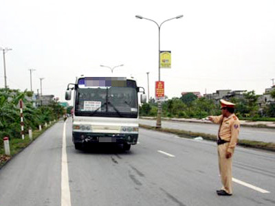 Xe khách nhốt cảnh sát giao thông