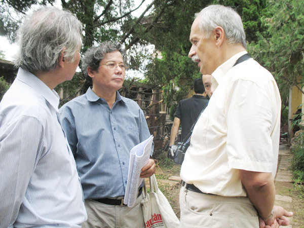 Tiến sĩ Matek Baransk (phải)