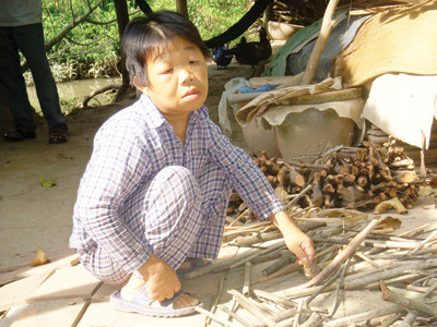 Ông Dân đã 50 tuổi nhưng nhìn như đứa trẻ. Ảnh: Thanh Dũng