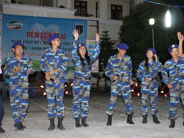 Lính trẻ hướng về biển, đảo