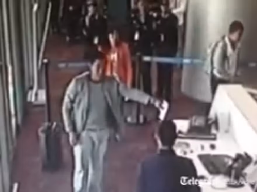 'Quan' Trung Quốc đập phá sân bay