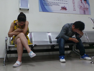 Bác sĩ ‘chui’ chạy tán loạn trong phòng khám