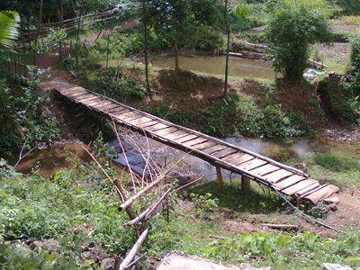 Cầu thanh niên ở vùng khó