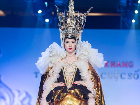 Ngọc Quyên vất vả vác bộ đồ 50kg làm 'bà hoàng'