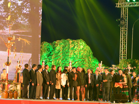 Già làng trao vòng chúc phúc cho Chủ tịch nước