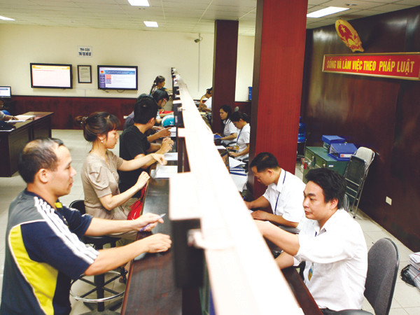 Làm thủ tục hành chính một cửa ở quận Thanh Xuân, Hà Nội. Ảnh: Hồng Vĩnh