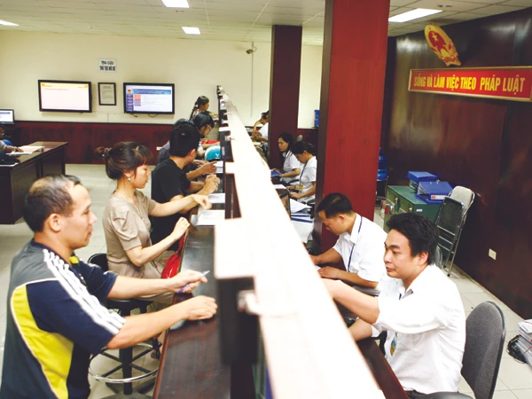 Làm thủ tục hành chính một cửa ở quận Thanh Xuân, Hà Nội. Ảnh: Hồng Vĩnh