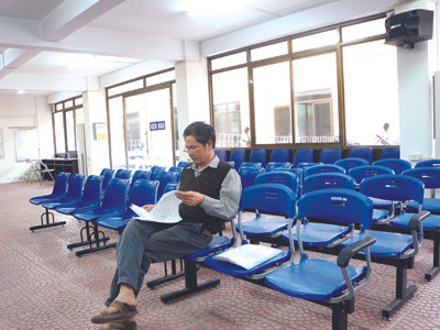 Công sở vắng hoe, đền chùa đông nghẹt