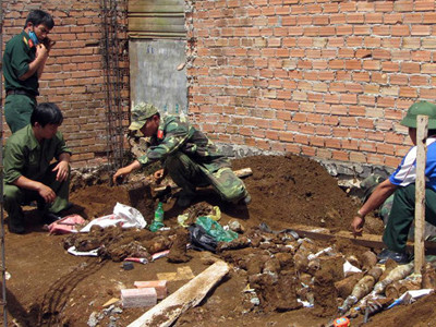 Tháo gỡ, thu gom đạn và mìn dưới nền nhà