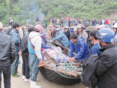 Xé lòng người làng nổi