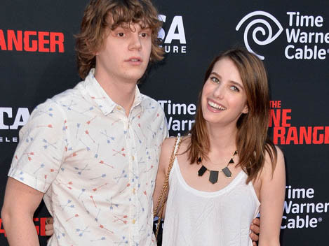 Sao nữ xinh đẹp đánh bạn trai chảy máu mũi