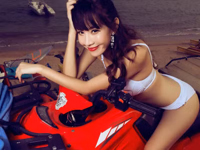 Bikini thả dáng bên xế nổ 4 bánh