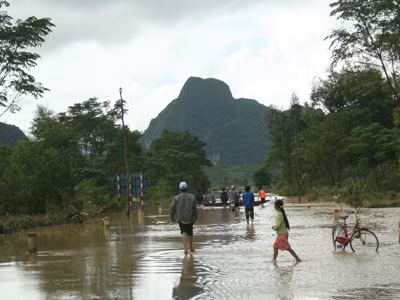 Đường Hồ Chí Minh đoạn phía Bắc đèo Đá Đẽo ngập hơn 3 km khiến giao thông tắc nghẽn
