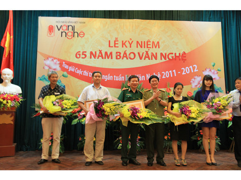 “Hồng trần”: Không phạm luật, nhưng…