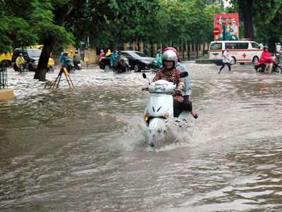 Cẩn thận khi đi xe máy trời mưa bão