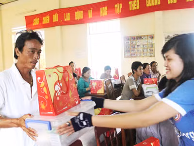 “Tiếp sức ngư dân và đưa trẻ đến trường” qua những phần quà ý nghĩa đến với con em ngư dân Bình Sơn, Lý Sơn