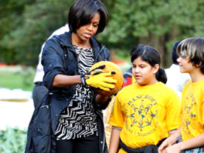 Bà Obama thu hoạch bí ngô