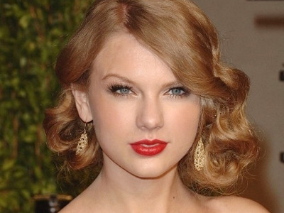 Trang điểm mắt hợp với son môi đỏ