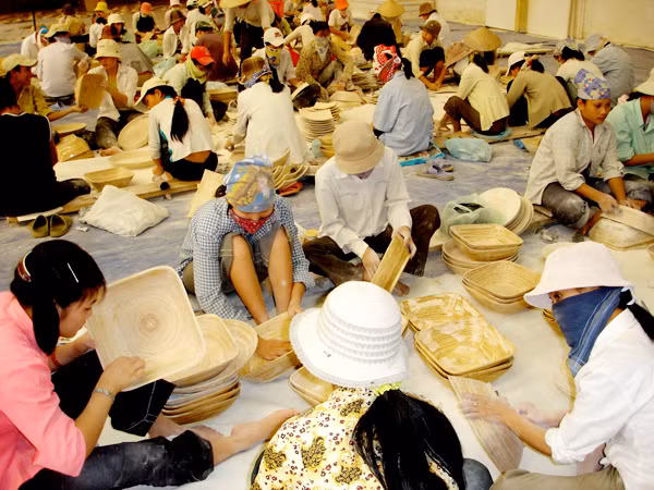 DN xuất khẩu mong được hoàn thuế nhanh hơn là giảm thuế (Trong ảnh: Làm đồ thủ công mỹ nghệ xuất khẩu) Ảnh: Đại Dương