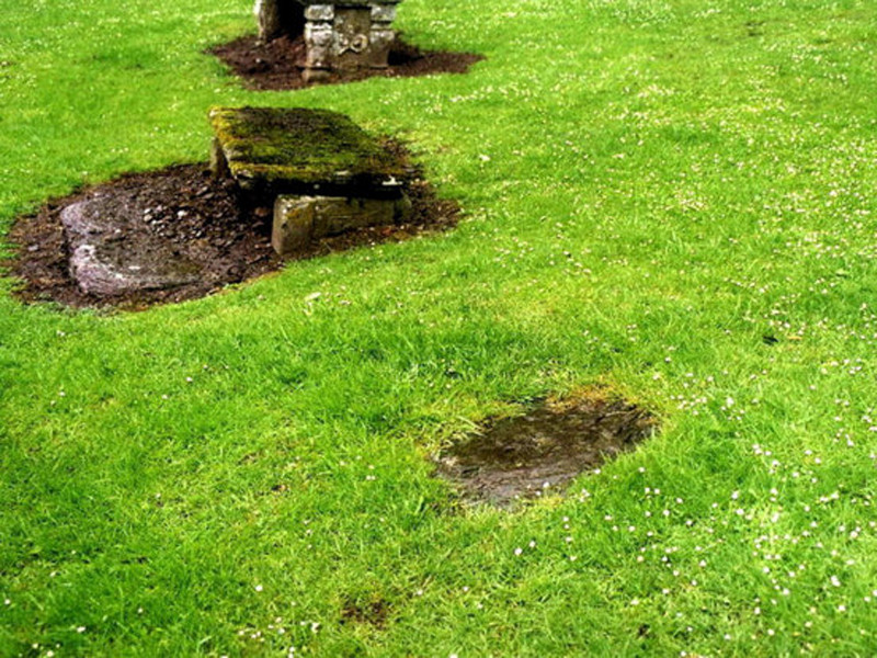 Bé 10 tuổi đào mồ chui lên, tố cáo kẻ hiếp dâm