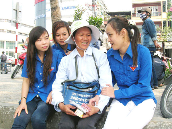 Áo xanh tình nguyện tâm tình với người lang thang bán vé số. Ảnh: Hoài Văn