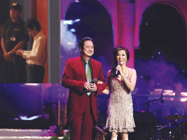 Chánh Tín diện veston đỏ làm MC cho đêm nhạc Chế Linh Ảnh nhỏ: Chế Linh vẫn không thể thiếu Hoàng Tiến? (ảnh chụp tối 9-6) Ảnh: Hoàng Lan Anh