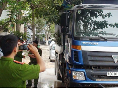 Đến lượt xe ben chở đất bốc cháy