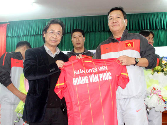 VFF giữ HLV Hoàng Văn Phúc