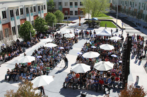 Cuộc sống bên trong đại bản doanh Facebook