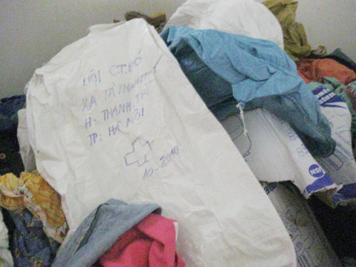 Hàng cứu trợ bị biến thành… giẻ rách