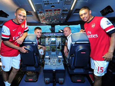 Chuyên cơ Arsenal hạ cánh Hà Nội sáng 15/7