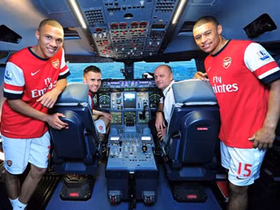 Chuyên cơ Arsenal hạ cánh Hà Nội sáng 15/7