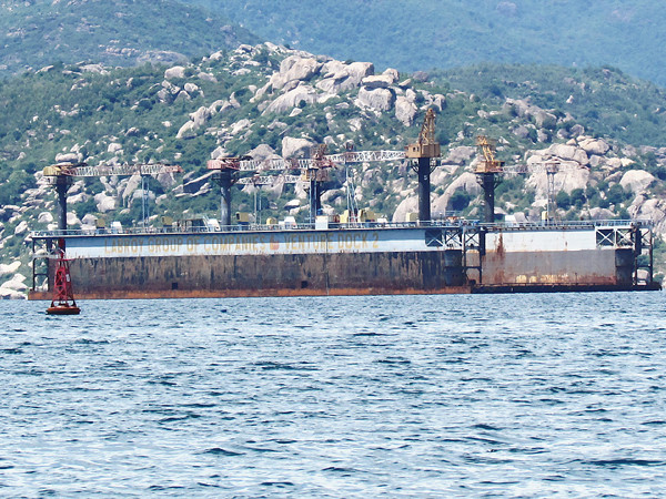 Ụ nổi Venture Dock 2 tại vịnh Cam Ranh