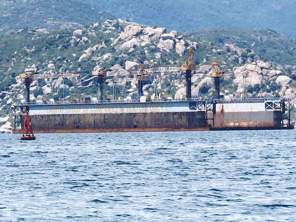 Ụ nổi Venture Dock 2 tại vịnh Cam Ranh