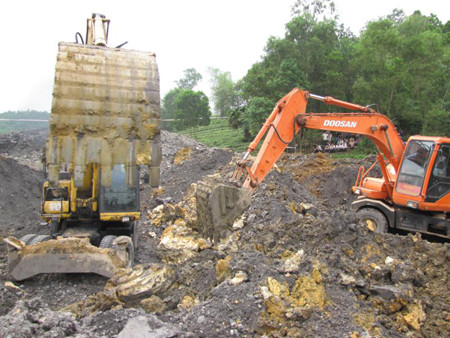 Đưa chó nghiệp vụ tìm kiếm nạn nhân vụ sạt lở