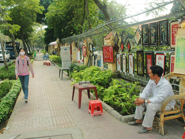 Phố ông đồ quy tụ ven đường