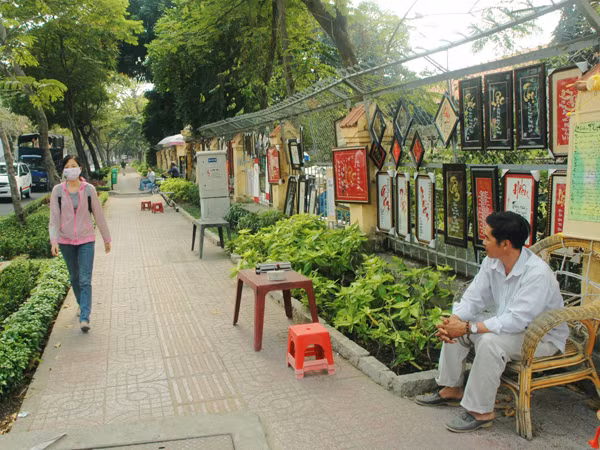 Phố ông đồ quy tụ ven đường