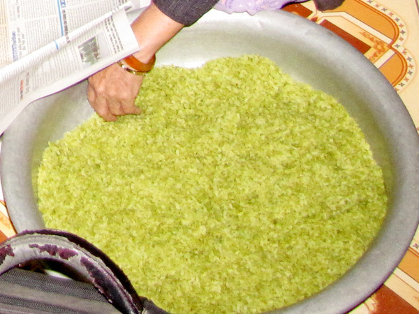 Cốm làng Vòng được nhuộm bằng gì?