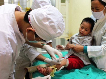 Mất 5 ngón chân vì ngâm nước ấm