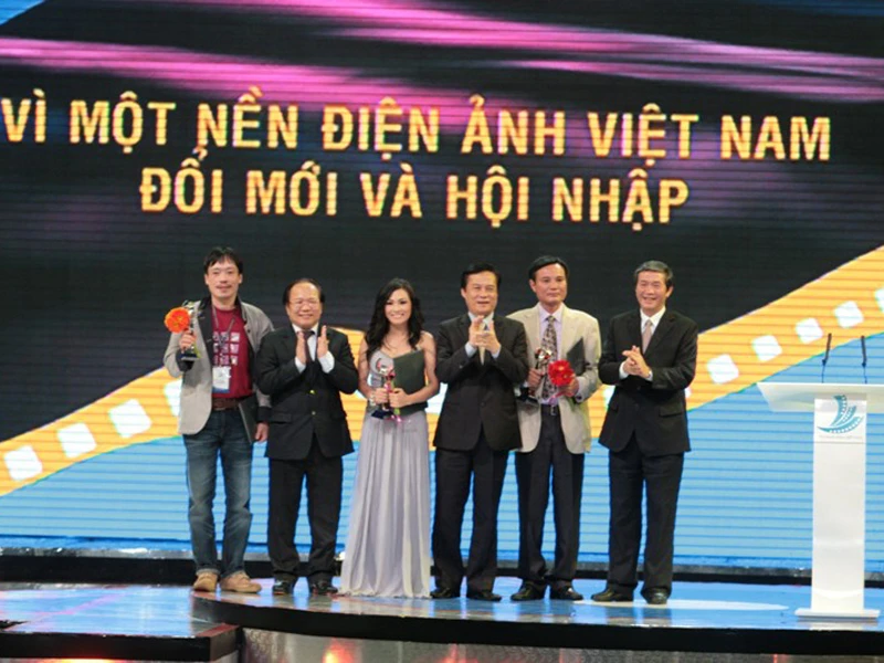 Vắng vàng, có 3 sen bạc