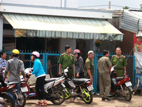 Công an khám nghiệm hiện trường nơi nghi can gây án