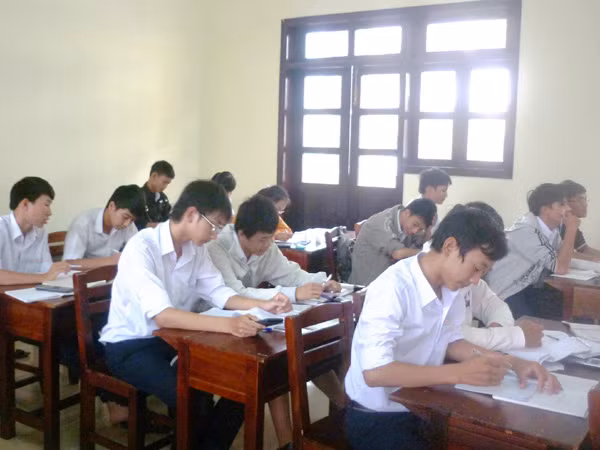 Phụ huynh đòi... cưa bớt chân ghế