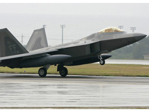 Một máy bay cất cánh ở căn cứ quân sự Mỹ trên Okinawa