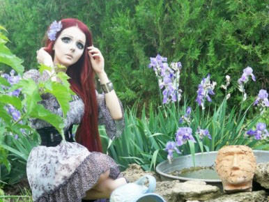 Cô gái có khuôn mặt giống nhân vật hoạt hình