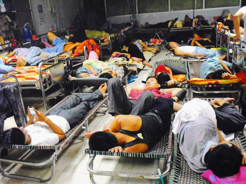 Ngủ gầm giường, hành lang bệnh viện