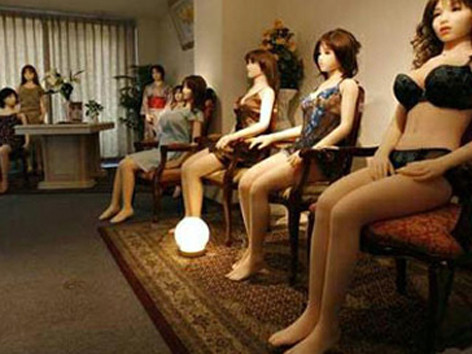 Nam sinh Sài Gòn ăn nằm với ...búp bê tình dục