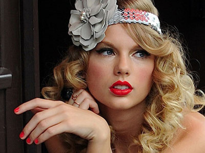 Trang điểm tông xuyệt tông môi và nail