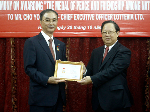 Trao Kỷ niệm chương Hòa bình và Hữu nghị cho TGĐ Lotteria
